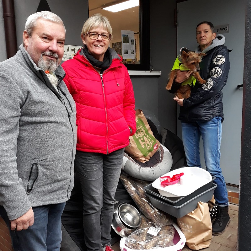 Spenden Sabine und Holger Merz und Hund Anton